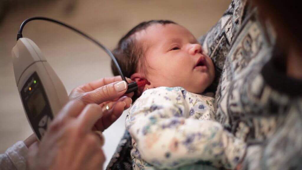 Когда новорождённый начинает слышать, видеть, ощущать запахи? когда новорожденный ребенок начинает слышать и видеть после рождения: этапы развития слуха и зрения по месяцам новорожденный ребенок как проверять слуха