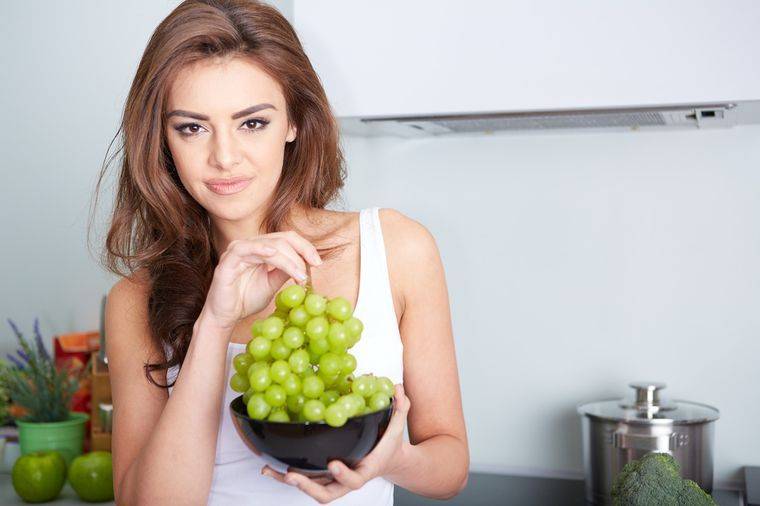 Можно ли виноград при грудном вскармливании: чем полезен зеленый, белый, красный, виноградный сок