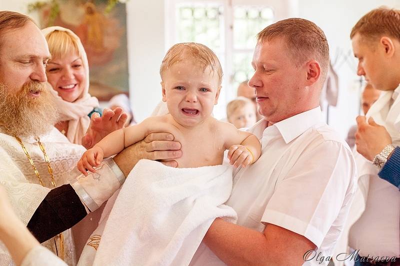 Можно ли присутствовать матери при крещении ребенка: церковные правила