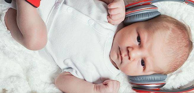 Когда новорожденный малыш начинает хорошо видеть и слышать?