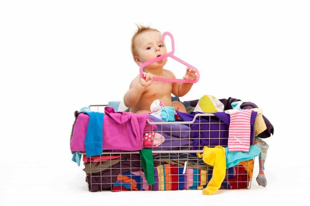 Стоит ли покупать новые вещи при рождении малыша или сэкономить с б/у? что делать с детскими вещами, которые малы? можно ли выбрасывать детские вещи на мусорку: приметы