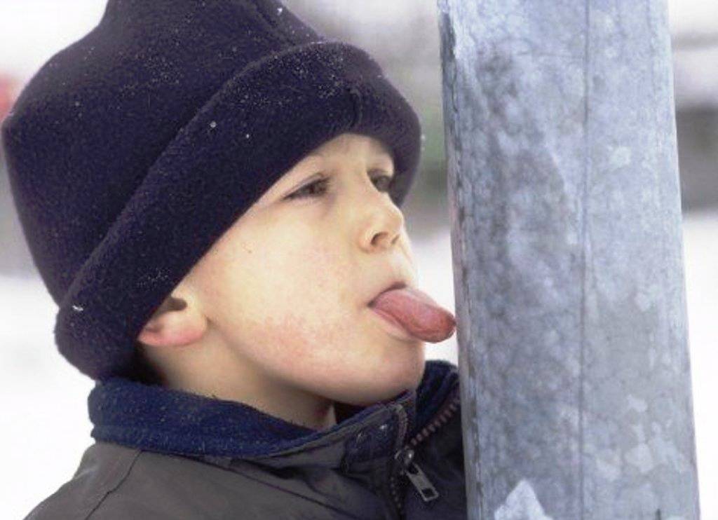 Что делать, когда ребенок прилип языком к металлу на морозе?