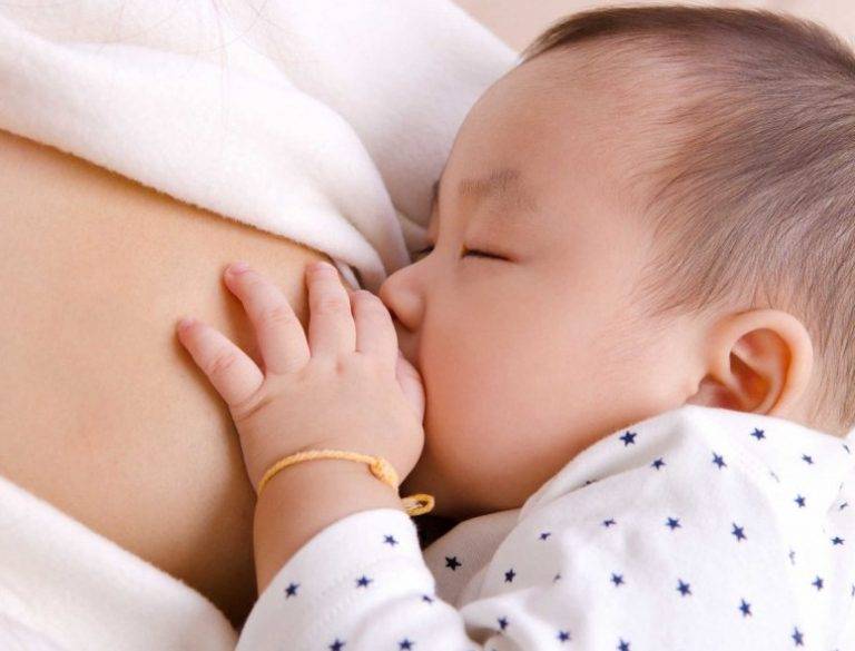 Будят ли для кормления новорожденных, если они долго спят днем или ночью
