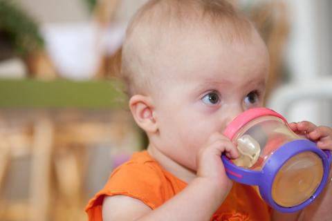 Как научить ребенка пить из кружки: полезные советы