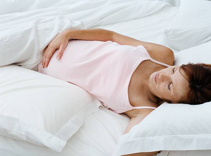 На каком боку спать во время беременности и как выбрать удобную позу?