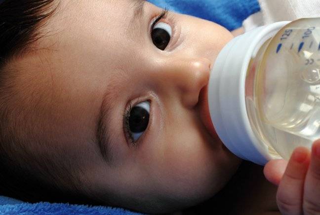 Какую воду пить младенцу?