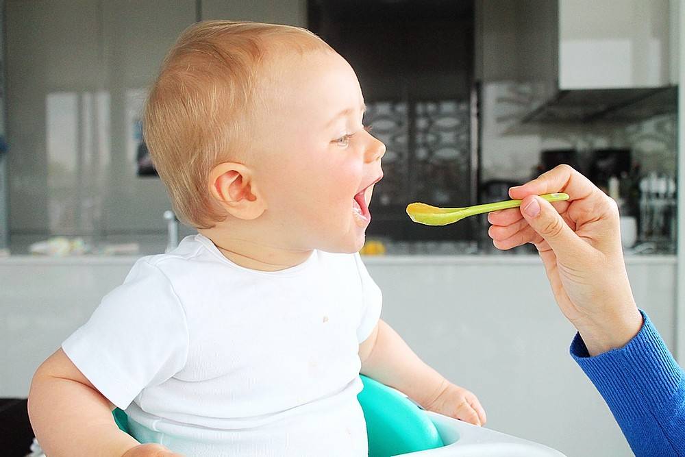 Прикорм младенца: основные правила знакомства ребенка с твердой пищей
