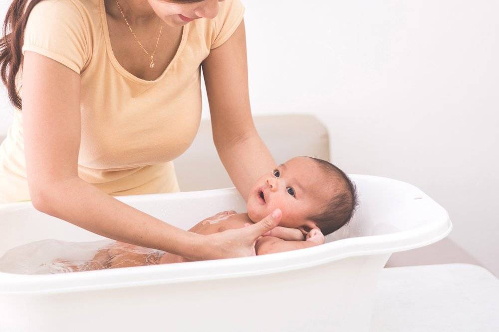 Как купать новорожденного ребенка - правила, рекомендации, видео