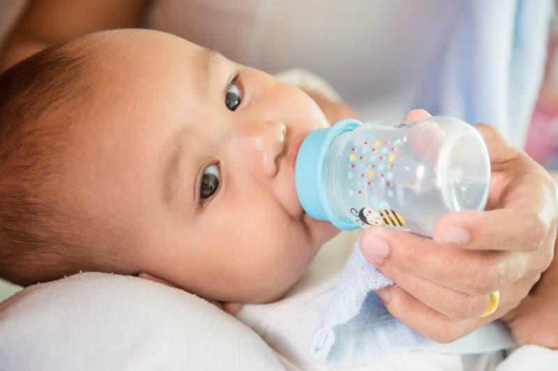 Какую воду давать детям с первых дней жизни: полезные советы