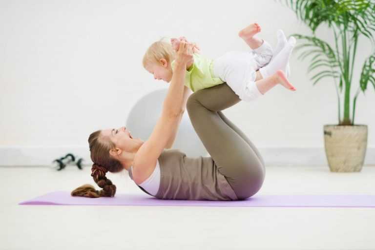 Современная фитнес мама: упражнения с ребёнком на руках