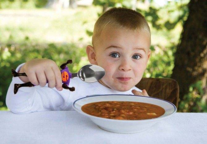 Как научить ребенка кушать ложкой без помощи взрослых: советы доктора комаровского