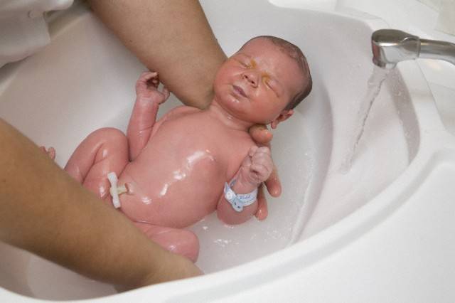 Кто должен купать новорожденного первый раз: народные приметы