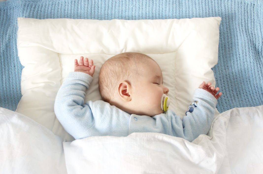 С какого возраста ребенку нужна подушка и как ее выбрать?