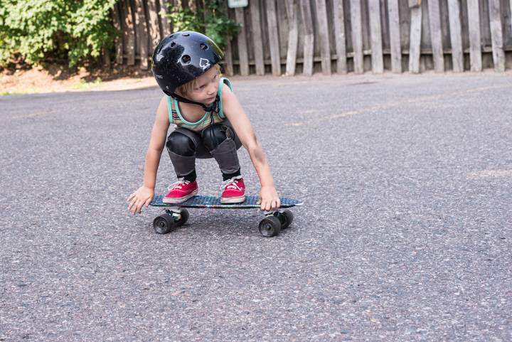 Скейтборд для девочек (25 фото): как научиться кататься на скейте начинающим в 9 и 14 лет? как выбрать детский скейтборд для подростка?
