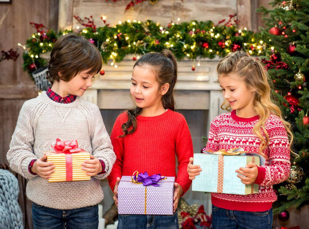 Правильный подход: психолог о подарках детям на новый год