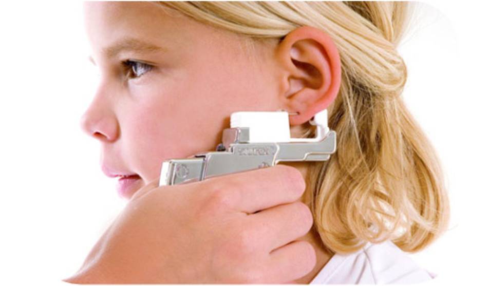 Проколоть уши ребенку: противопоказания, во сколько лет, где и как прокалывать