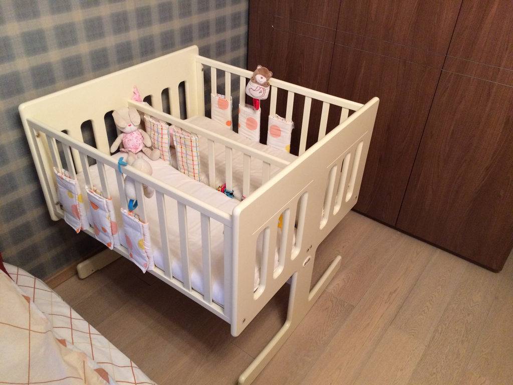 Кровать для двойни новорожденных: как организовать спальные места двойняшкам — варианты. выбираем кроватки для двойняшек