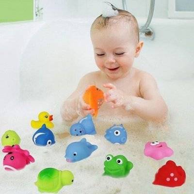 Делаем купание ребенка веселым и развивающим: игрушки для ванной на присосках и правила их подбора
