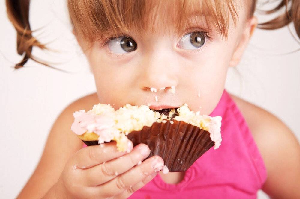 Сколько сладкого в день можно ребенку в 3 года. маленький сладкоежка и полезные сладости