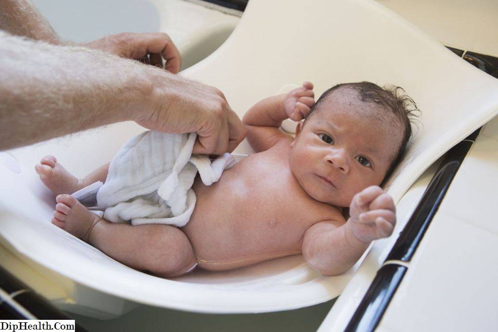 Как подмывать новорожденного (мальчика и девочку) под краном | семья и мама