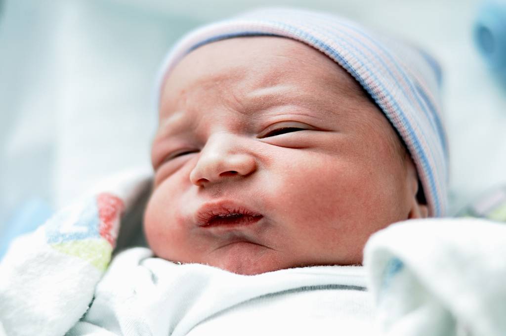 Когда новорожденный начинает видеть — особенности зрения грудничка