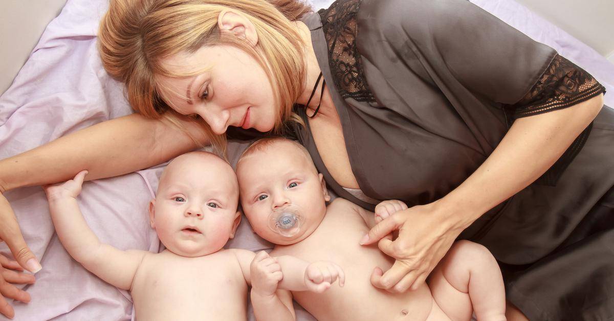 Уход за новорожденной двойней: гигиена, сон и кормление