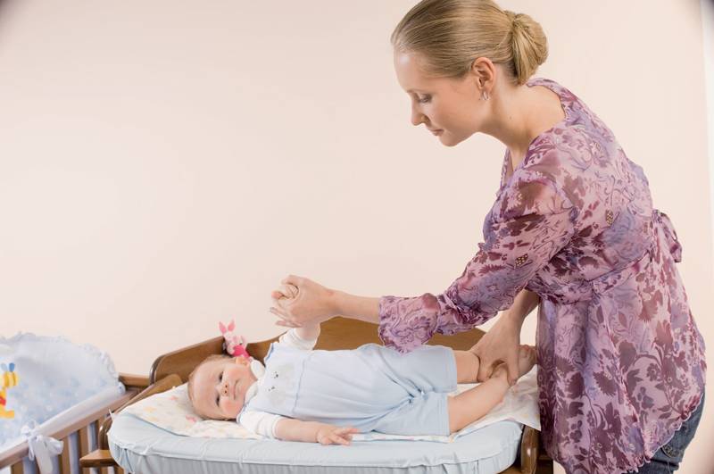 Как научить ребенка 4-5 месяцев переворачиваться со спины на живот и обратно: упражнения, массаж и видео-урок