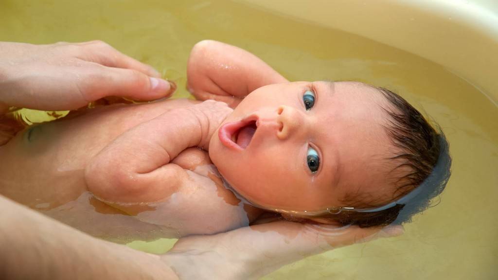 Как правильно купать новорожденного: 15 полезных советов