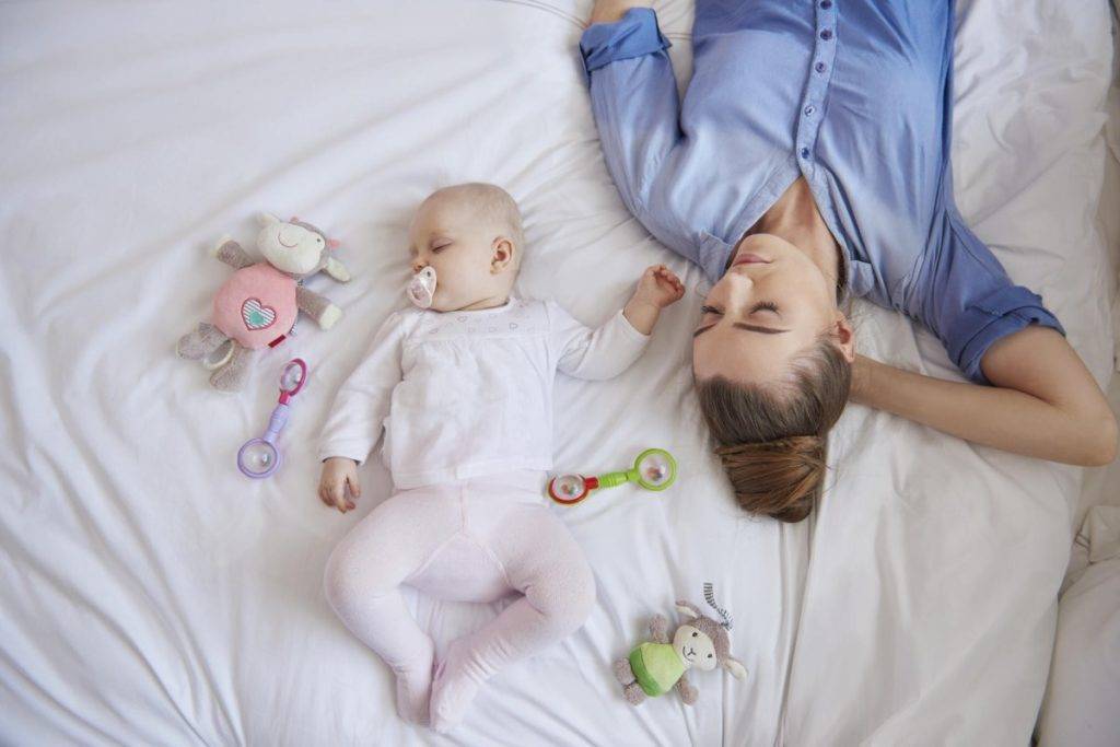 Сон ребенка: стоит ли малышу спать с мамой? - страна мам