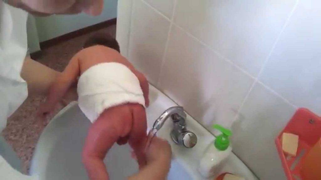 Как правильно мыть и подмывать новорожденного мальчика под краном