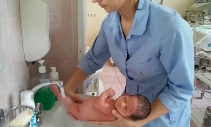 Правильное подмывание новорожденного мальчика: как часто мыть и чем обрабатывать