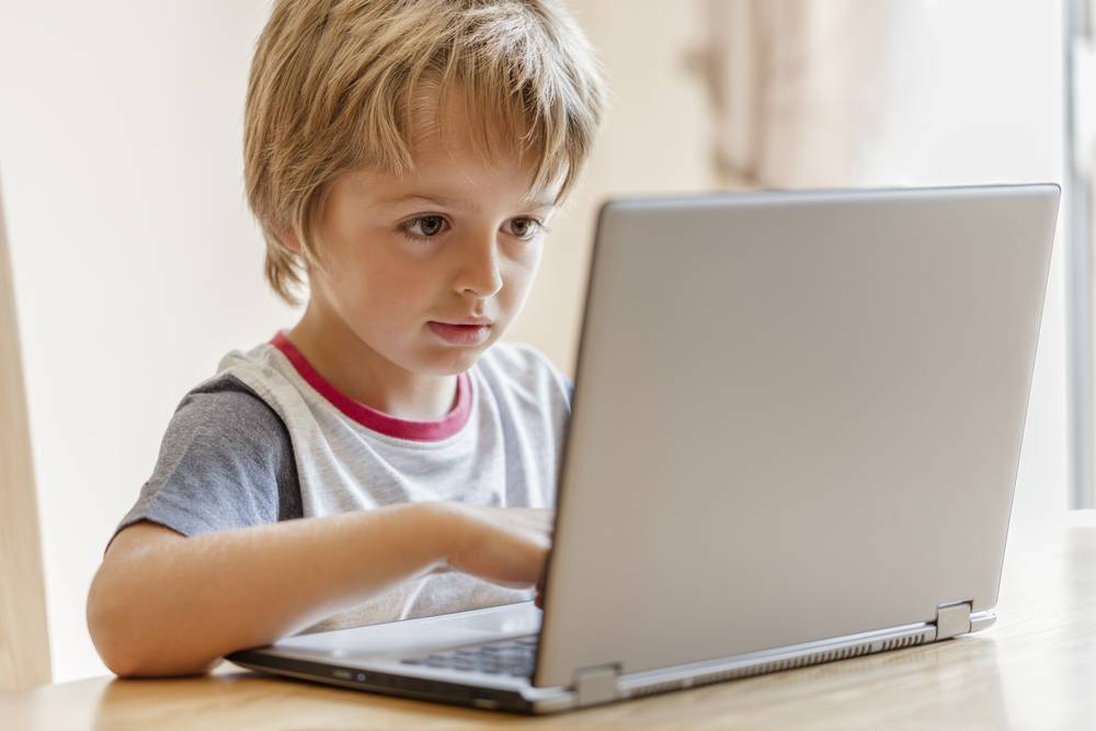 Ребенок сидит в интернете и ничего не рассказывает