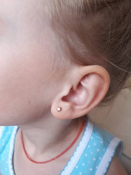 В каком возрасте лучше прокалывать уши ребенку?
