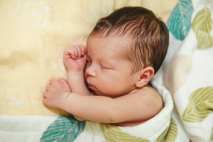 Почему у ребенка во время сна потеет голова?
