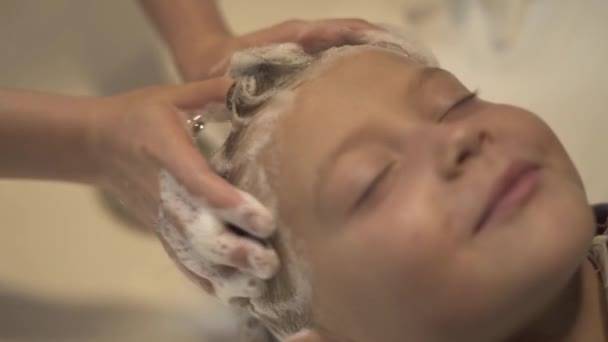 Моем голову с удовольствием: 7 верных способов уговорить ребенка помыть голову без слез