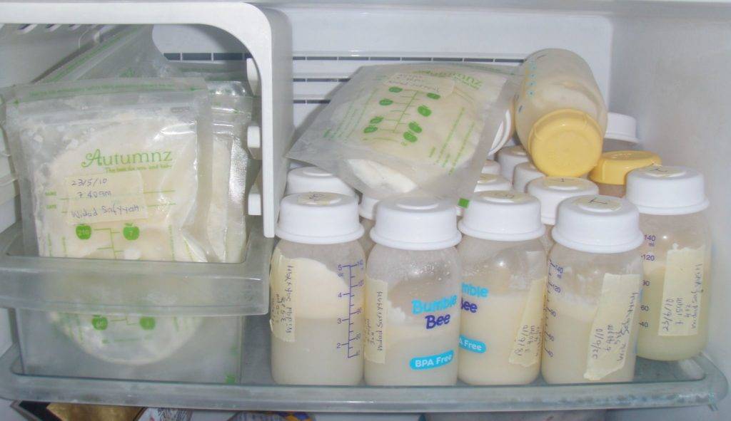 Сколько можно и как хранить грудное молоко (после сцеживания)