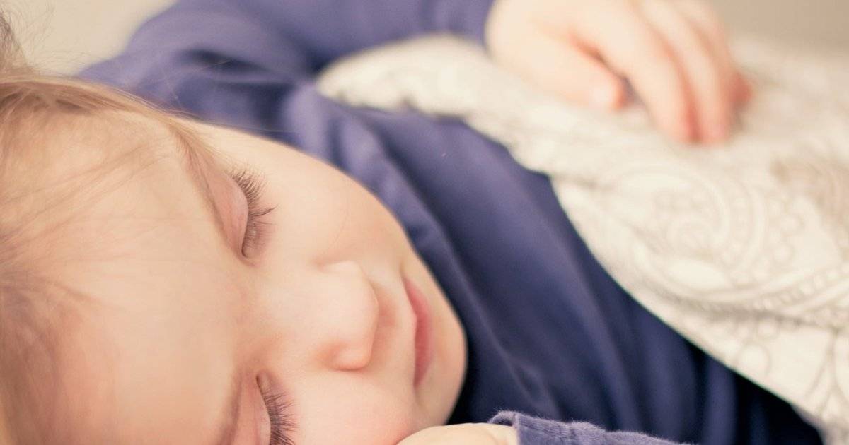 Ребенок храпит во сне: причины и лечение