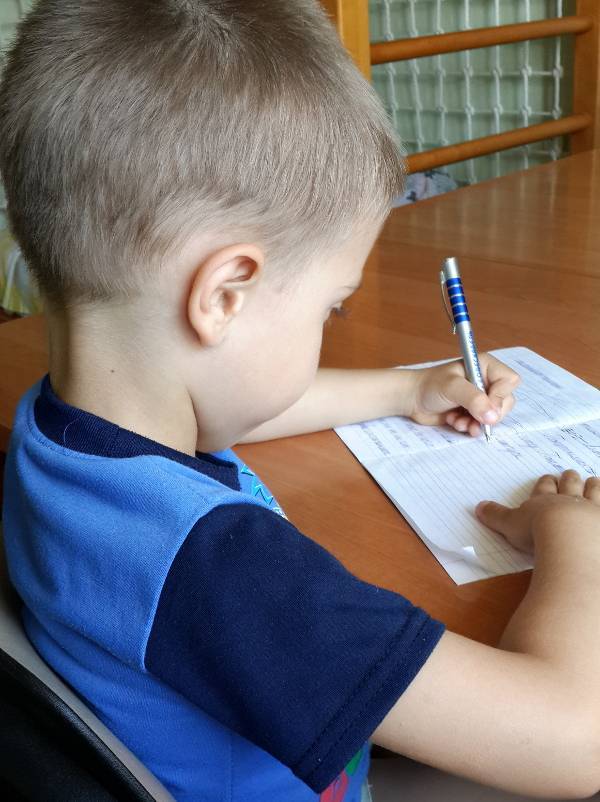 Нужно ли учить ребенка писать до школы?