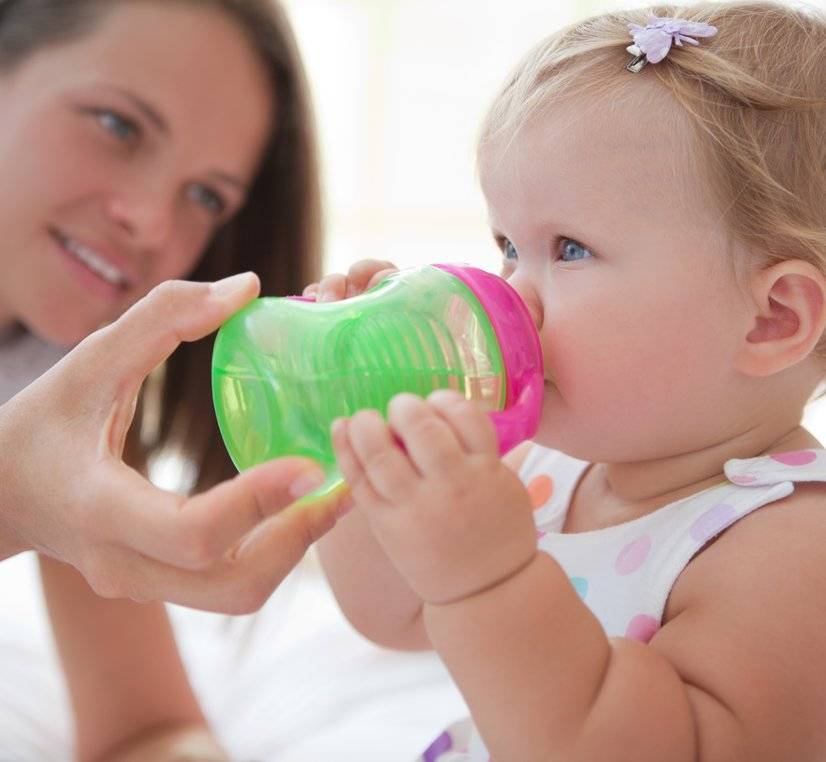 Как научить ребенка пить из поильника непроливайки: советы родителям
