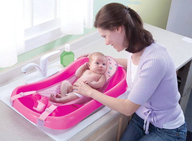 Круг для купания новорожденных: польза или вред, правила выбора и использования - впервые мама