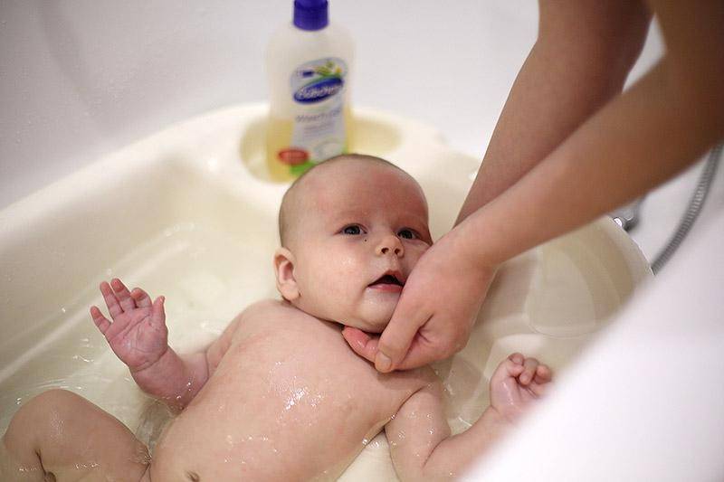 Оптимальная температура воды для купания новорожденного
