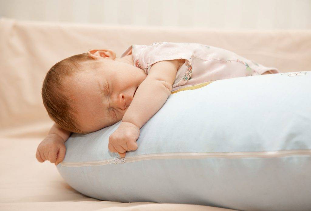 Когда ребенку можно спать на подушке. в каком возрасте нужно класть новорожденного на ортопедическую подушку