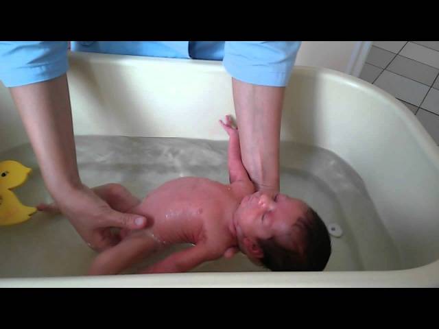 Как подмывать мальчика новорожденного? - все о родах