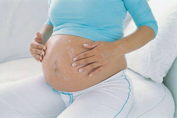 Что делать, если чешется живот при беременности?