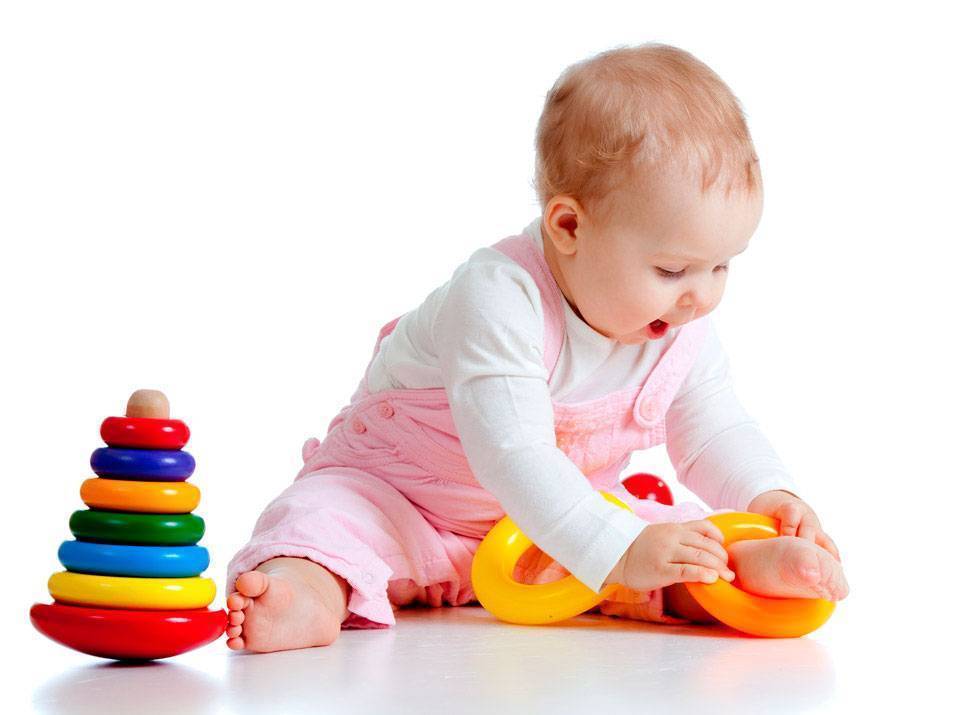 Как развивать ребенка в 10 месяцев - занятия с малышами до года