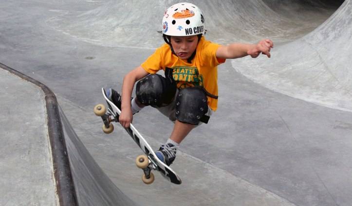 Как научить ребенка кататься на скейтборде: основы, трюки и советы