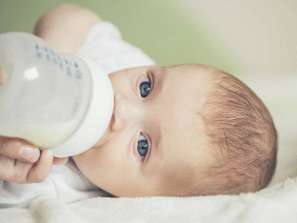 Как правильно кормить новорожденного смесью
