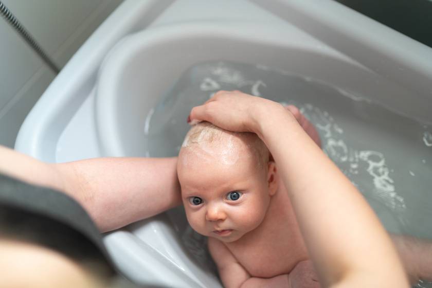 Как первый раз купать новорожденного ребенка - правила, инструкция и видео