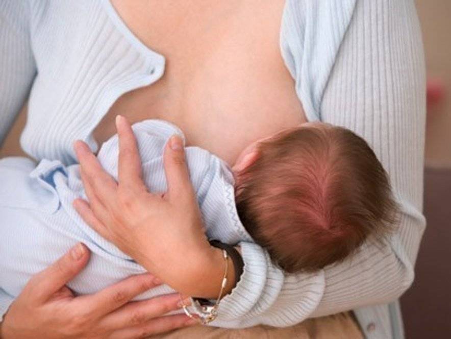 Как правильно прикладывать ребенка к груди, инструкция для мамы