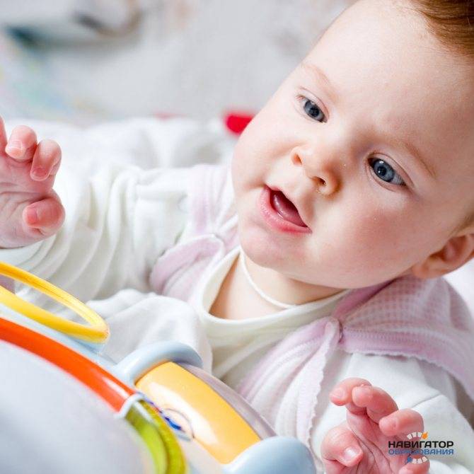 Развитие ребенка в 4 месяца: особенности у мальчиков и девочек